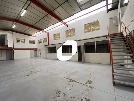 location local d'activités 860 m²