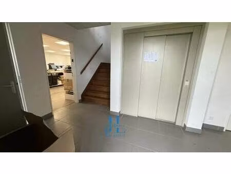 location local d'activités 65 m²