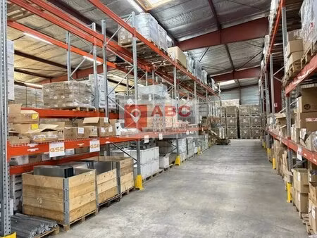 location local d'activités 1 560 m²