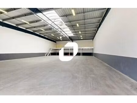 location local d'activités 777 m²
