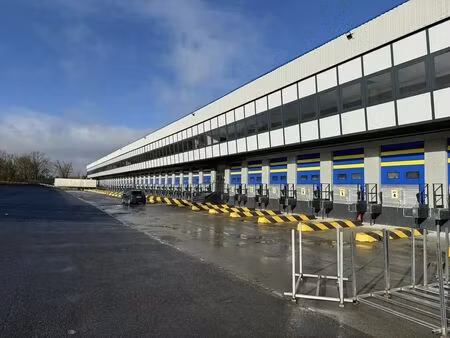 location entrepôt fosses 95470 1322m² à 6511m²