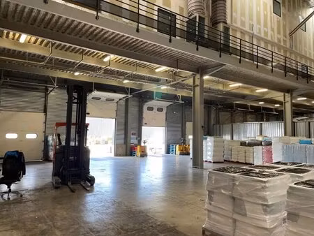 location entrepôt 1 600 m²