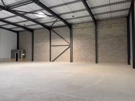 location entrepôt 1 365 m²