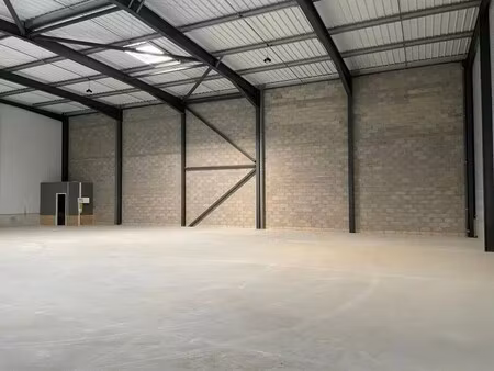 location entrepôt signes 83870 1365m²