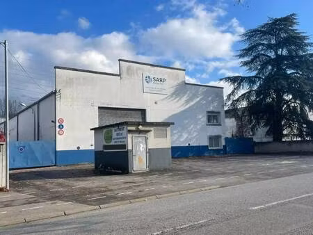 location local d'activités 884 m²