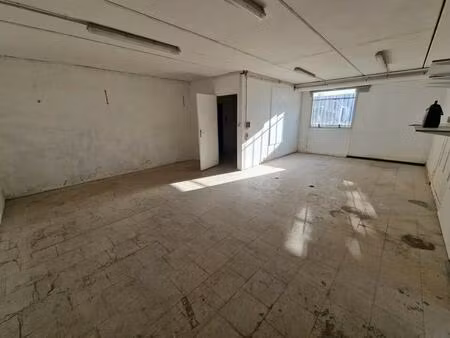 location entrepôt 80 m²