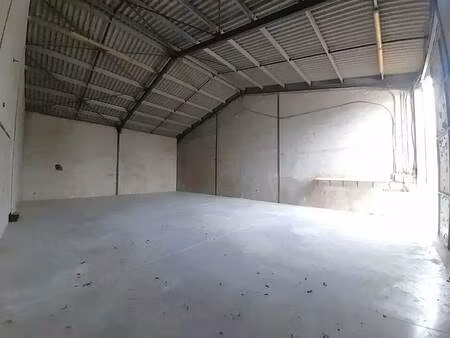 location entrepôt 150 m²