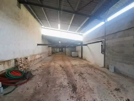 location entrepôt 300 m²
