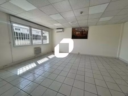 location local d'activités 85 m²