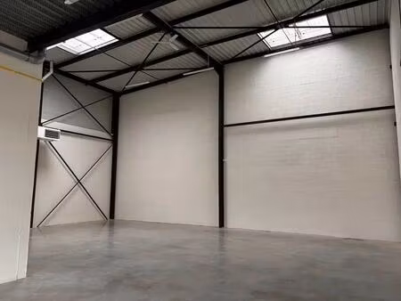 location local d'activités 310 m²