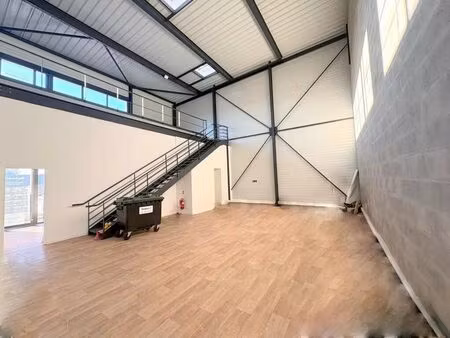 location local d'activités 211 m²