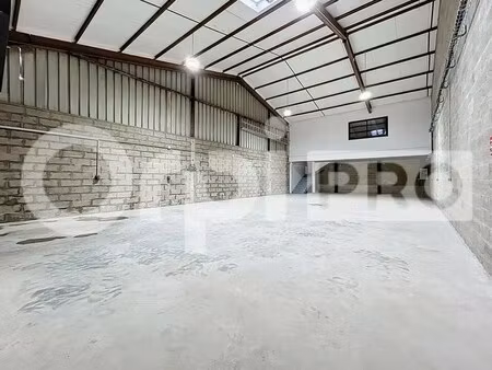 location entrepôt 200 m²