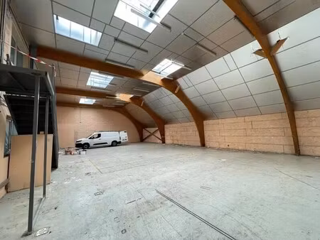 location local d'activités 636 m²