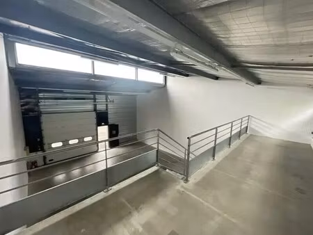 location local d'activités 277 m²