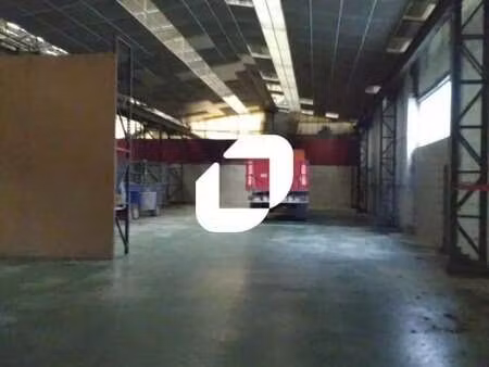 location local d'activités 1 100 m²