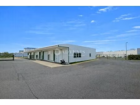 location local d'activités 910 m²