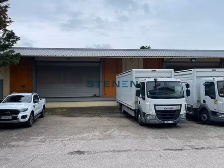 location local d'activités 1 700 m²