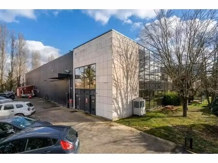 location local d'activités 2 596 m²