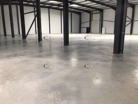 location local d’activités signes 83870 1557m²