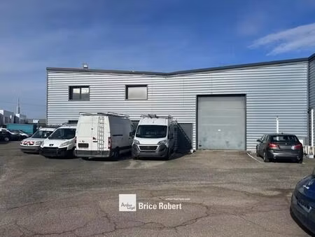 location local d'activités 670 m²