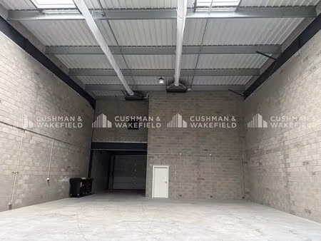 location local d'activités 374 m²