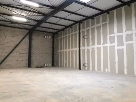 location local d'activités 604 m²