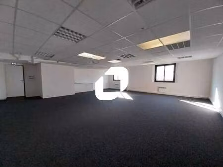 location bureaux 77 m² à 383 m²