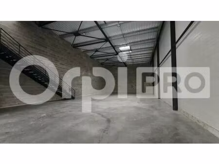 location local d'activités 422 m²