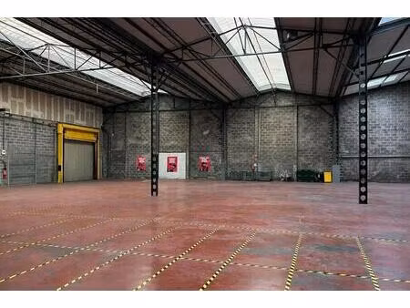location entrepôt 890 m²