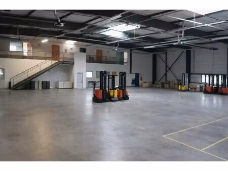 location entrepôt 1 664 m²