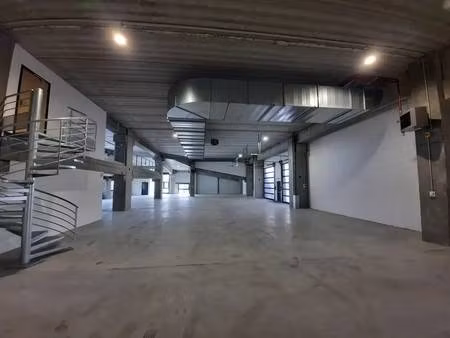 location local d'activités 832 m²