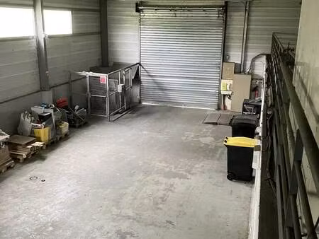 location local d'activités 321 m²