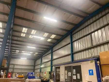 location local d'activités 947 m²