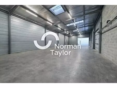 location local d'activités 905 m²