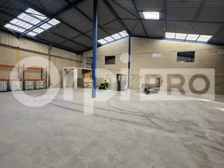 location local d'activités 1 700 m²