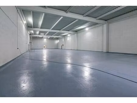 location entrepôt 1 890 m²