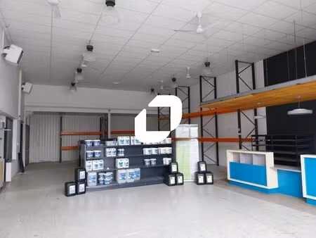 location local d'activités 300 m²