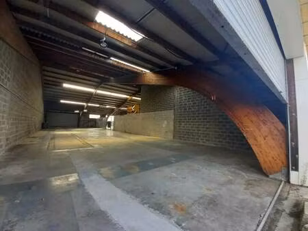 location local d'activités 860 m²