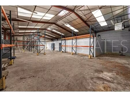 location local d'activités 920 m²