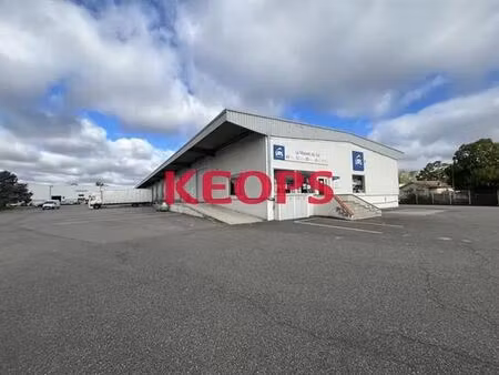 location local d'activités 858 m²
