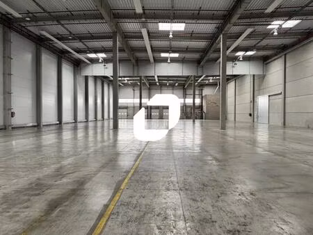 location entrepôt 4 892 m²