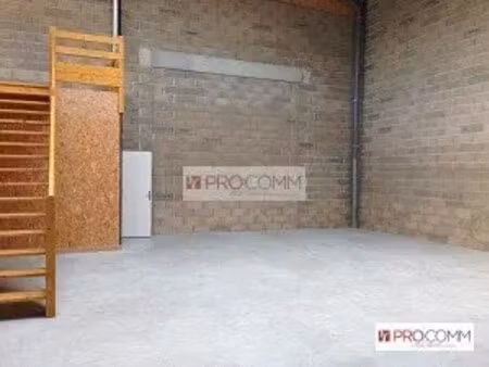 location local d'activités 384 m²