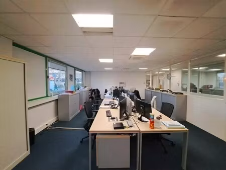 location local d'activités 296 m²