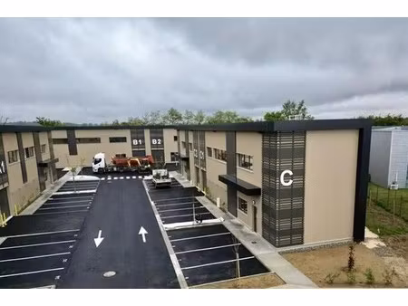 location local d'activités 803 m²