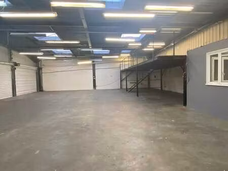 location local d'activités 300 m²