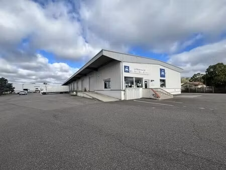 location local d'activités 858 m²