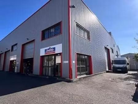 location local d'activités 121 m²