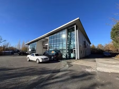 location local d'activités 834 m²