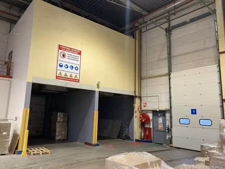 location entrepôt 3 961 m²