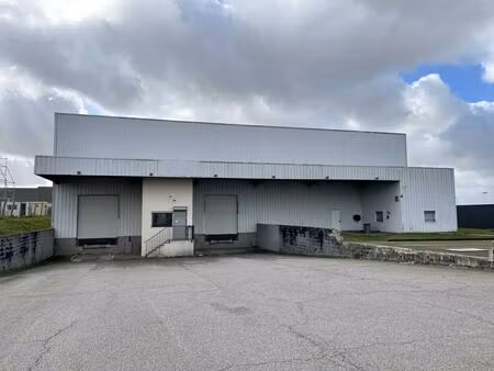 location local d'activités 1 700 m²